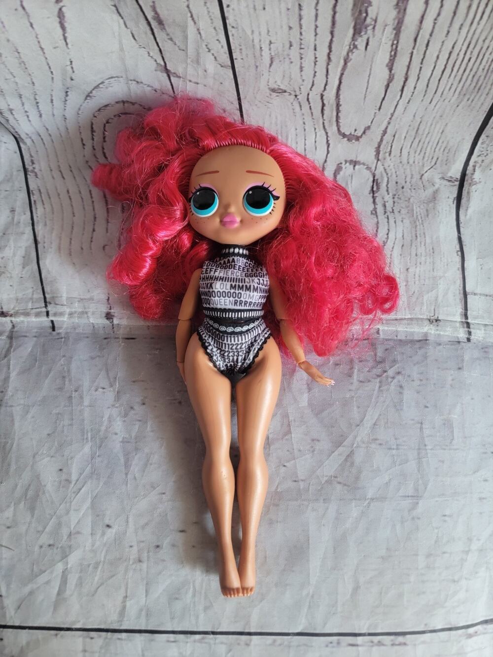 LOL Surprise OMG Fashion Doll Class Prez Pink Hair Blue Eyes 9in